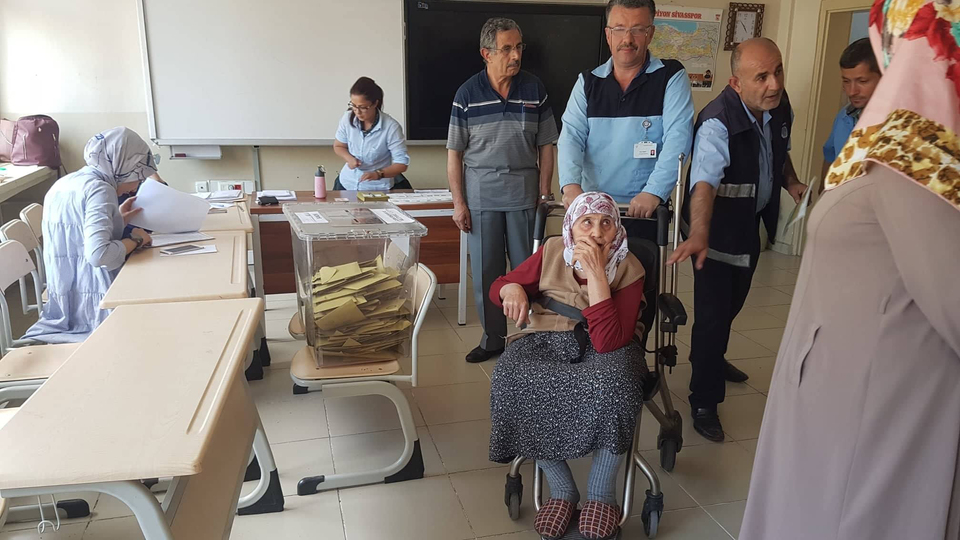 Tekerlekli sandalyede getirildi, oy kullanamadı