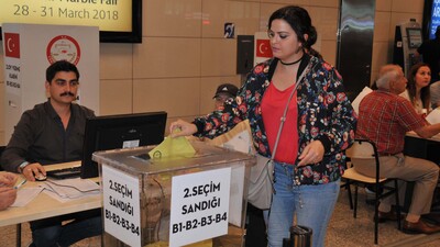 Atatürk Havalimanı'nda oy verme yarışı