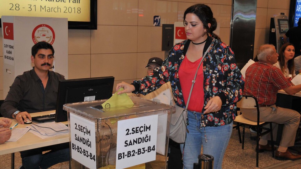 Atatürk Havalimanı'nda oy verme yarışı