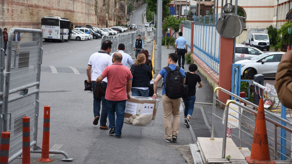 Oylar ilçe Fatih İlçe Seçim Kurulu'na gelmeye başladı