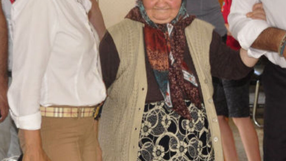 İlk defa iki gözüyle görerek oy kullandı!