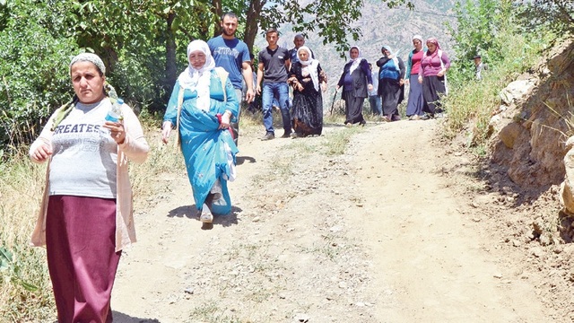 Oy kullanmak için 10 km yürüdüler