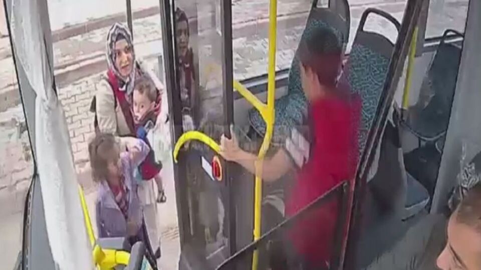 Otobüs şoföründen örnek davranış! Çocuğun ağladığını görünce...