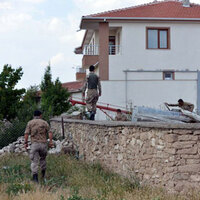 Askerler köyde, evler aranıyor!