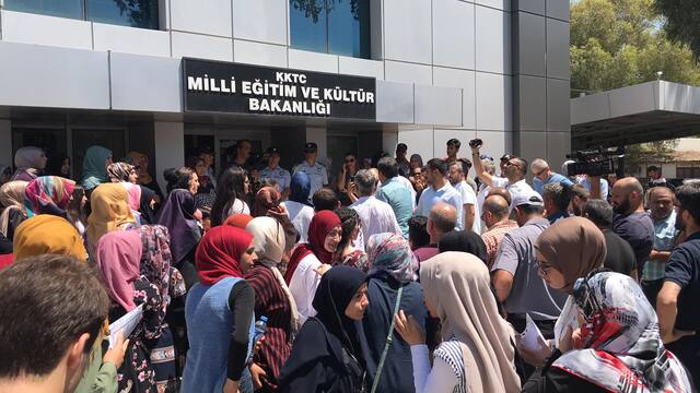KKTC'de başörtülü öğrenciler diplomalarına kavuştu