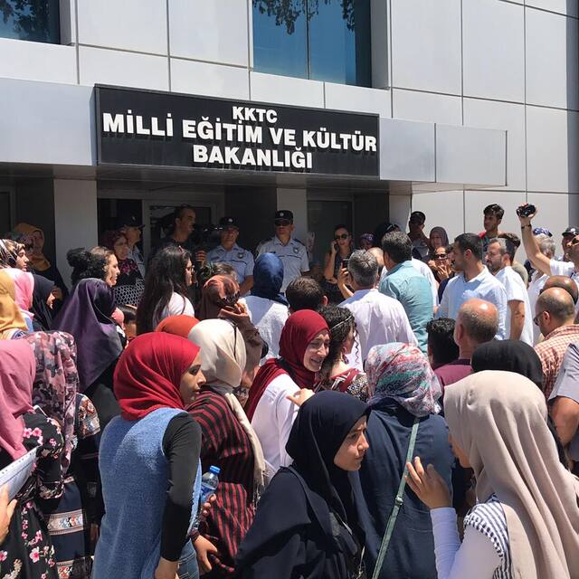 KKTC'de başörtülü öğrenciler diplomalarına kavuştu