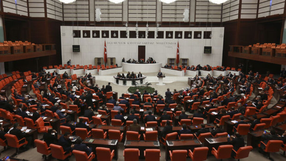 AK Partili vekillerin % 54'ü bir önceki dönemden