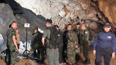 Su basan mağarada 13 genç mahsur kaldı