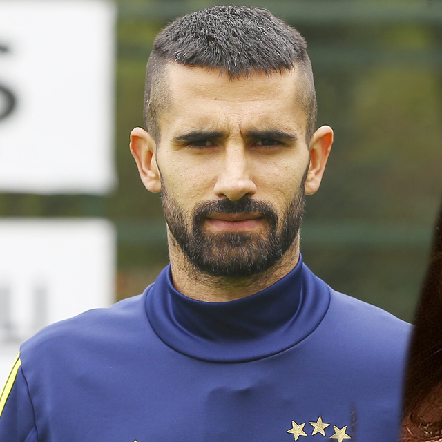 Ünlü futbolcu ile güzel oyuncu aşk yaşıyor