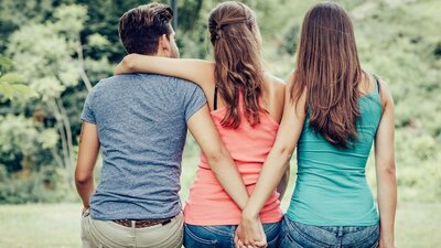 Aldatan kocayı sırtındaki sivilce ele verdi!