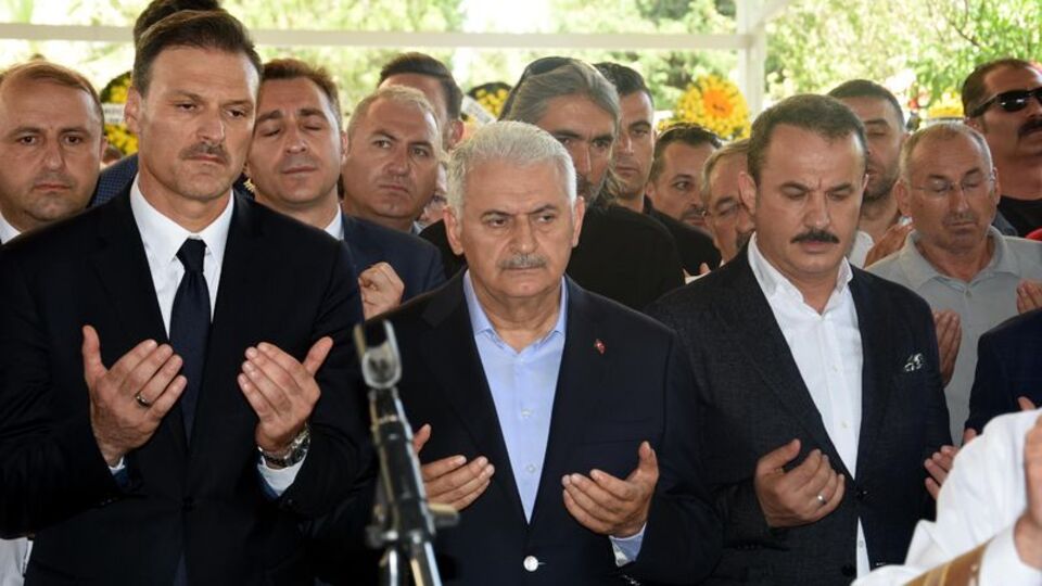 Alpay Özalan'ın babası toprağa verildi