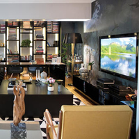 Evinin kapılarını açtı