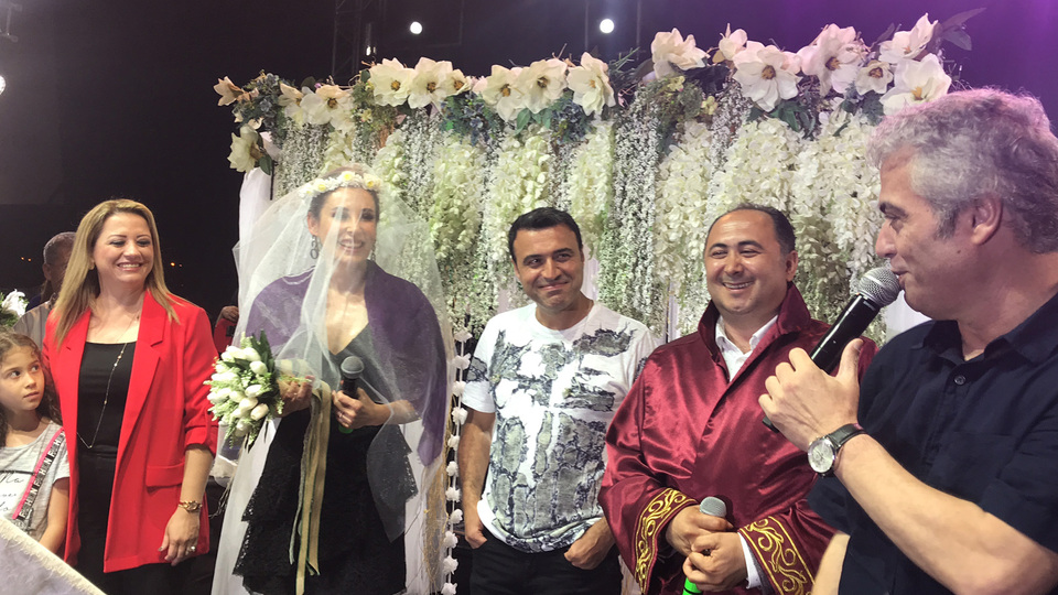 Sahnede sürpriz nikah!