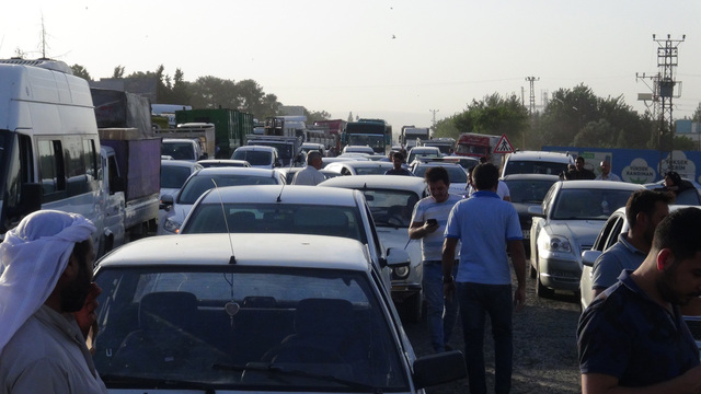 Asfalt yerine çakıl taşı serilince vatandaşlar yolu kapattı