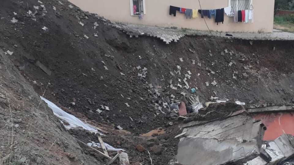 Temel kazısında yol çöktü