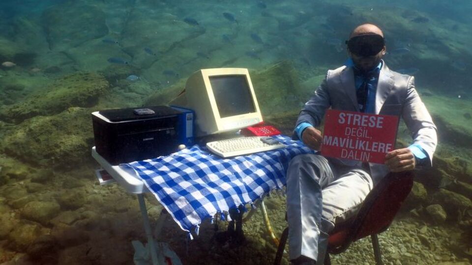 Deniz altında bisiklet sürmüştü! Sonunda bunu da yaptı