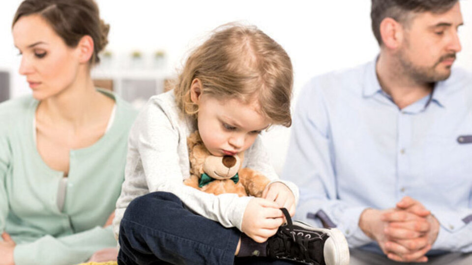 Anne-babası çocukken ayrılan babadan kopuyor