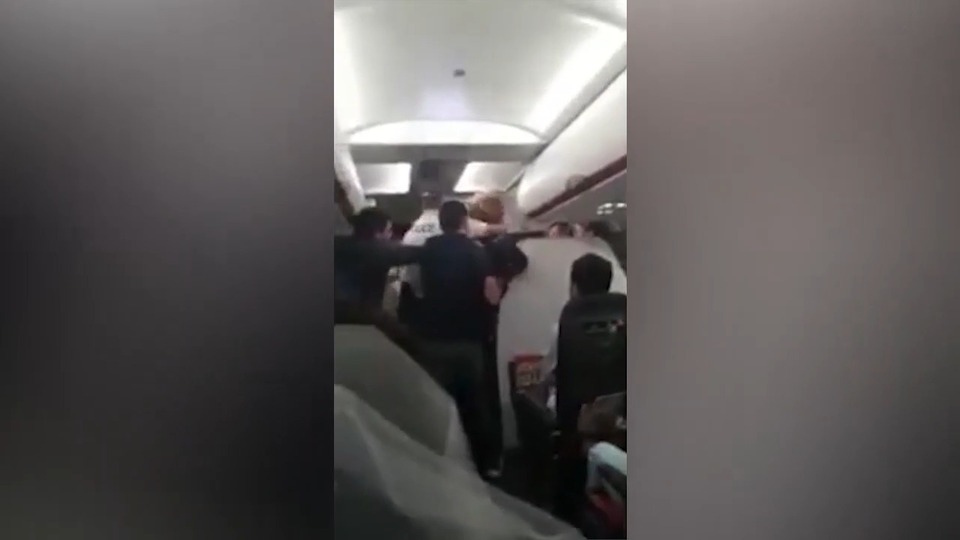 Uçakta herkesi şoke eden kavga!