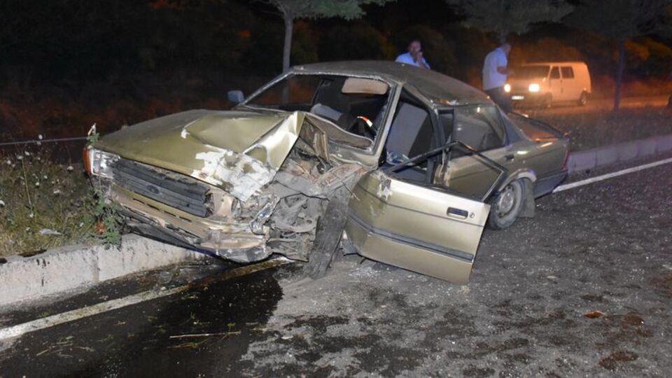 Kontrolden çıkan bir otomobil aydınlatma direğine ve ağaca çarptı! 9 yaralı