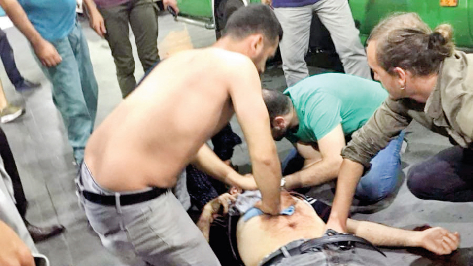 Kavga ederken salladığı bıçak, kendi kalbine saplandı