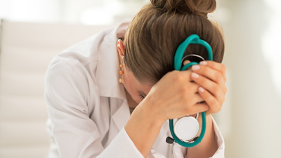 Hasta yakınından doktora: İlla biz bunu dövelim mi?