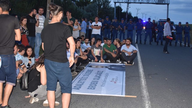 CHP'li gençler, Eren Erdem'in tutuklanmasını protesto etti
