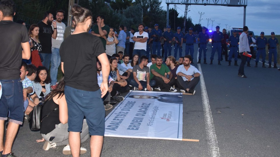 CHP'li gençler, Eren Erdem'in tutuklanmasını protesto etti