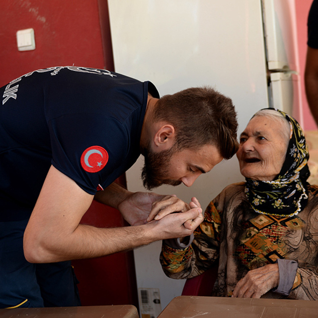 105 yaşındaki nineye 'Acil Servis'te doğum günü sürprizi