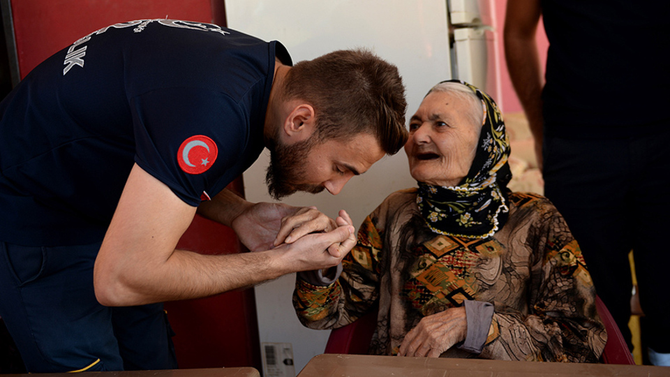 105 yaşındaki nineye 'Acil Servis'te doğum günü sürprizi