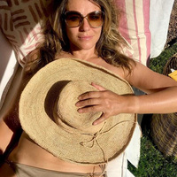 53'lük modelden üstsüz paylaşım