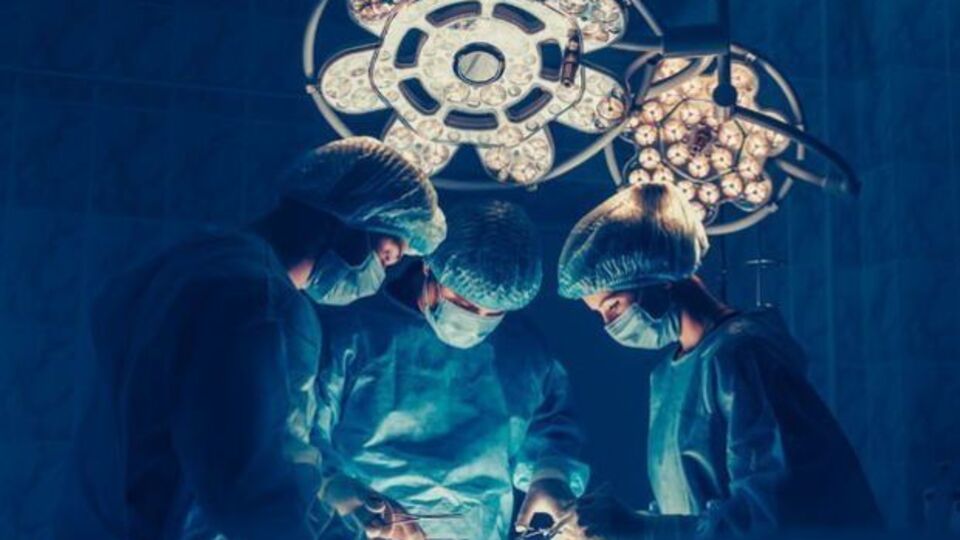 Karın ağrısıyla doktora gitti! Vücudundan çıkanlar tam 23 kilo!