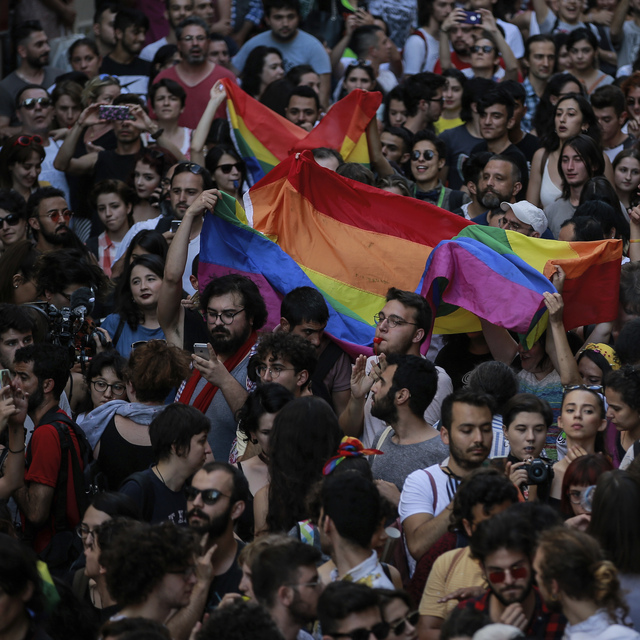 Beyoğlu'nda izinsiz gösteriye polis müdahalesi
