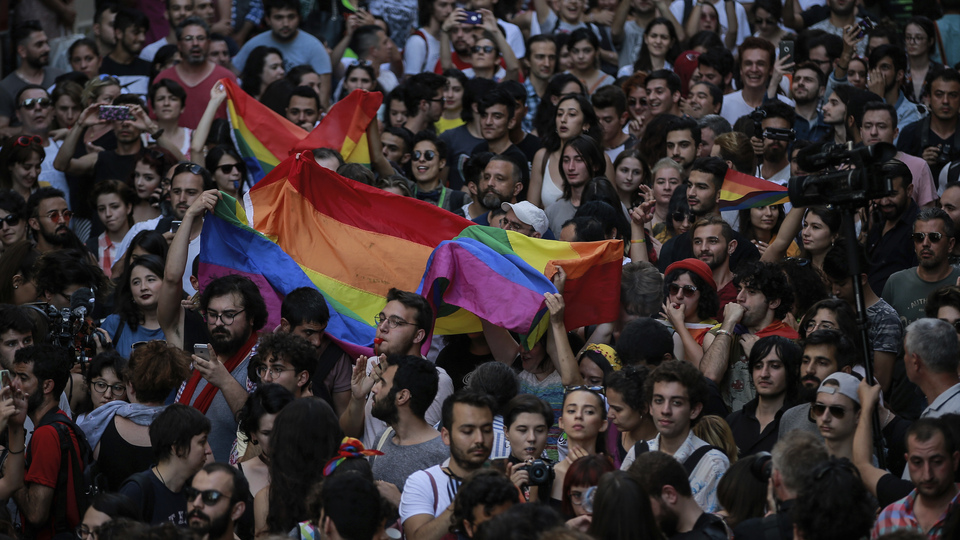 Beyoğlu'nda izinsiz gösteriye polis müdahalesi
