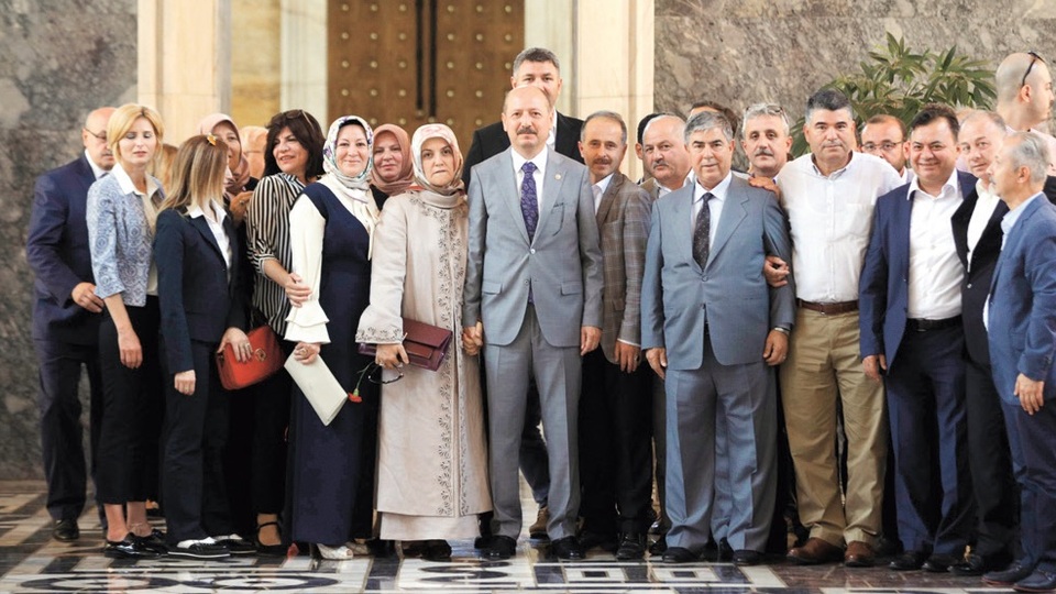 Kimi ailesi, kimi seçmeni ile gitti