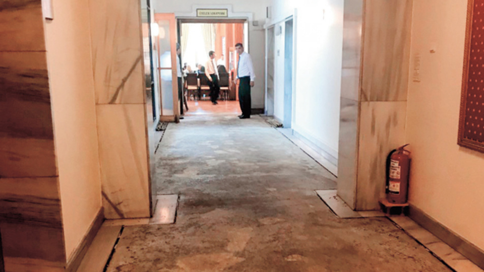 Meclis'te İspanyol asansör devri