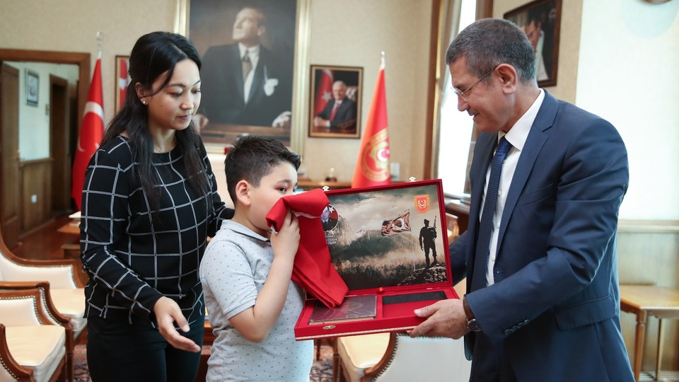 Bakan Canikli şehit ailesini ağırladı
