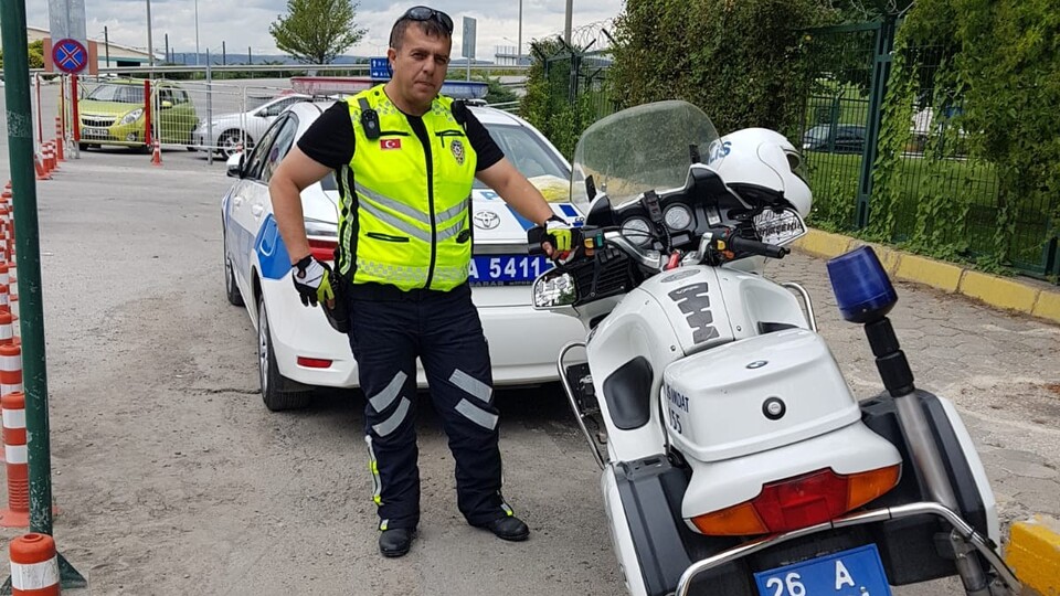 Polisin öğrenciyi sınava yetiştirme anları kamerada