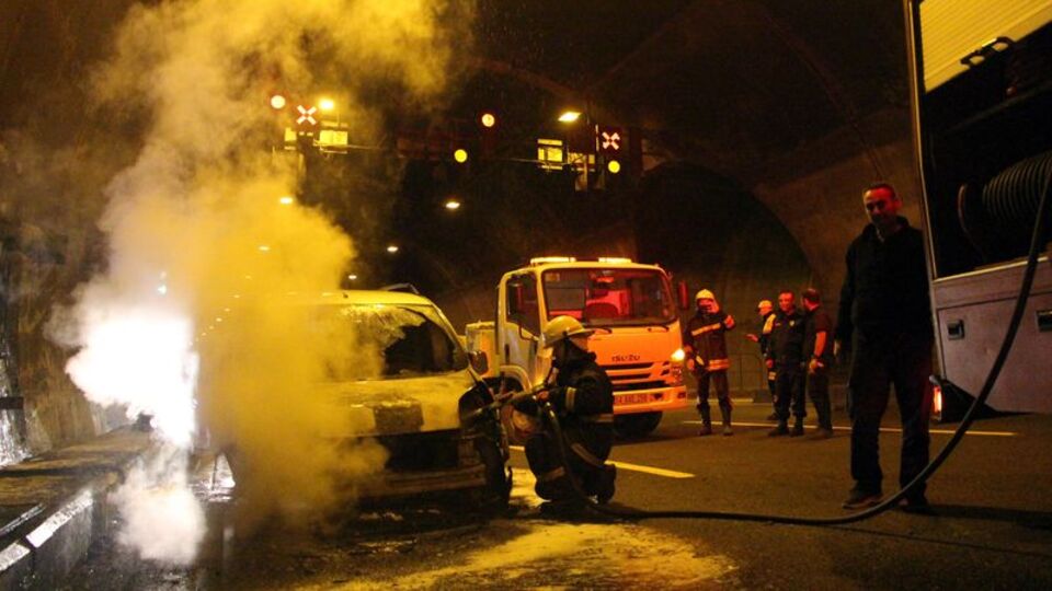 Yangından korkan ailesini sarılarak teselli etti