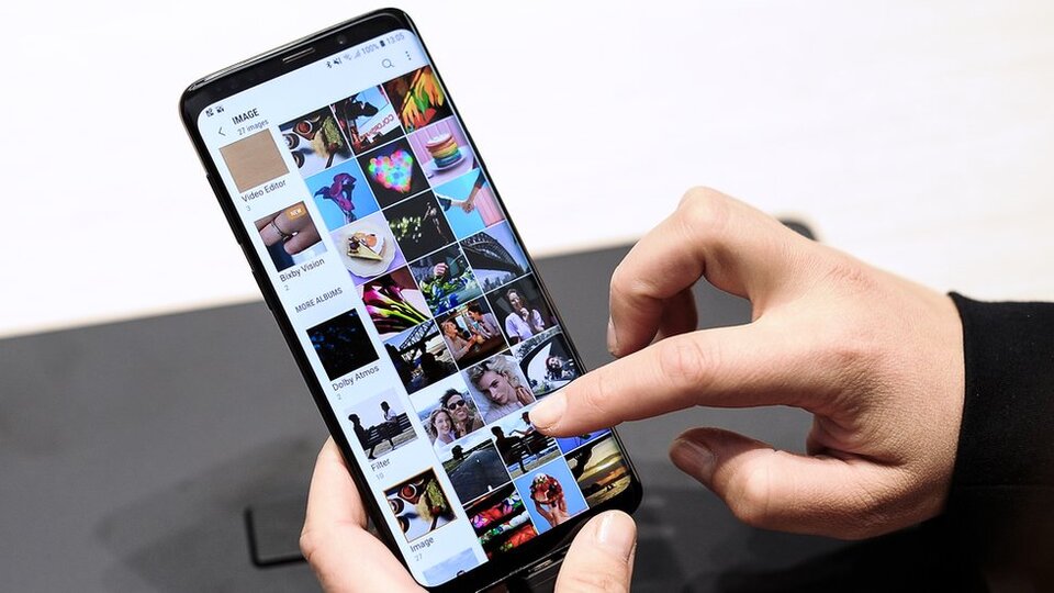 Samsung S8 ve S9 telefonlar rehberdekilere 'rastgele fotoğraf gönderiyor'