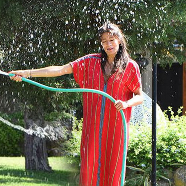 Elbiseyle duş aldı