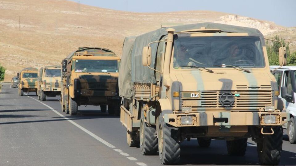 Münbiç ile Tel Rıfat sınırına askeri sevkiyat sürüyor
