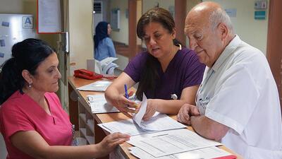 1975 yılında giydiği doktor önlüğünden sadece 3 ay uzak kalabildi!