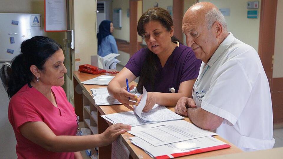 1975 yılında giydiği doktor önlüğünden sadece 3 ay uzak kalabildi!