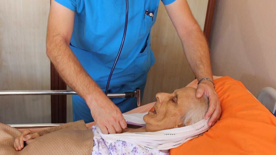 Yaşlı anneye darp cezasız kalmadı