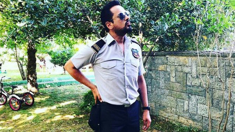 Emre Altuğ site güvenliği oldu