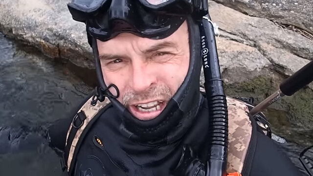 Hazine avcısı nehirden onlarca eşya çıkardı!