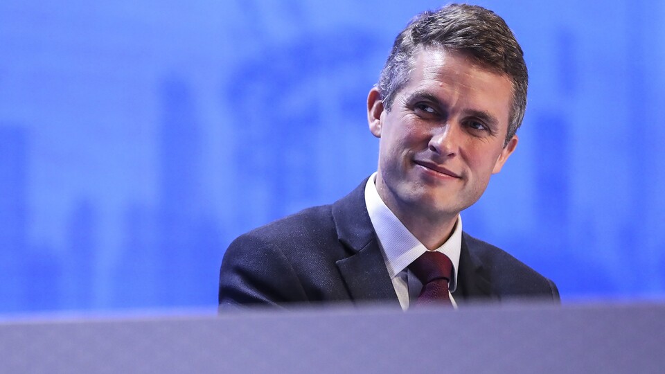 Parlamentoda ilginç anlar! Siri bakanın sözünü kesti ve lafa girdi