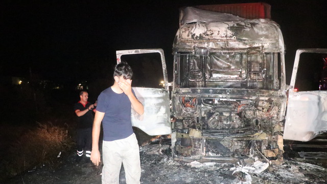 TIR sürücüsü yanan aracı için gözyaşı döktü