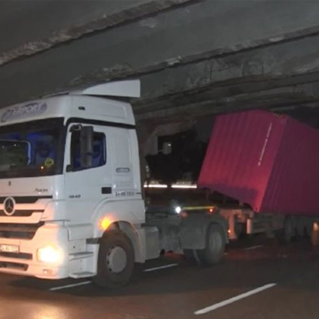 Unkapanı Köprüsü'nde kaza! TIR köprünün altına sıkıştı