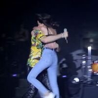 “Seni öpmezsem sahneden inmem”